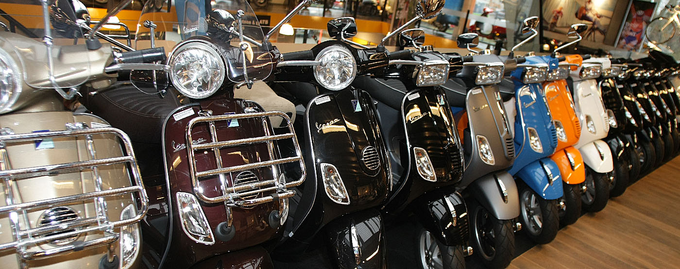 Er opuit met een Vespa !